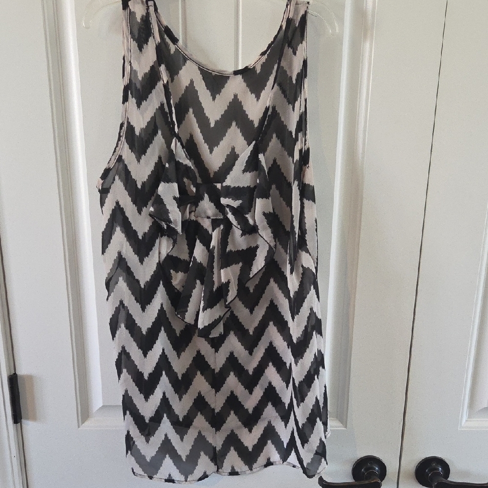 Chevron Pattern Sleeveless Top - Picture 2 of 3